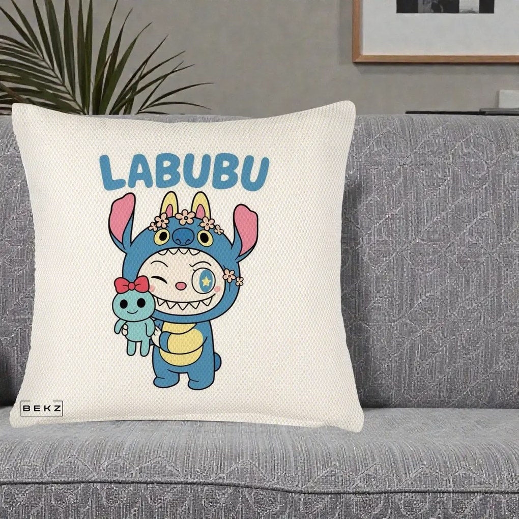 Perna Personalizata Labubu x Stitch cu Flori, 40x40 cm, Crem Reliefat, Husa Detasabila, Perna Inclusa, BEKZ®