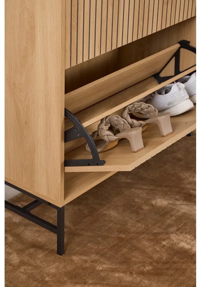 Pantofar în culoare naturală cu deschidere înclinată cu aspect de lemn de stejar 99x140x35 cm Albany – Actona