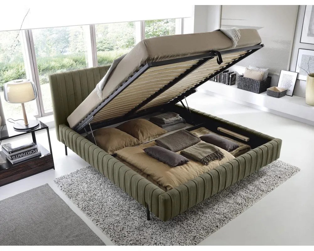 Pat matrimonial verde tapițat cu spațiu de depozitare cu somieră 140x200 cm Plissa – ELTAP