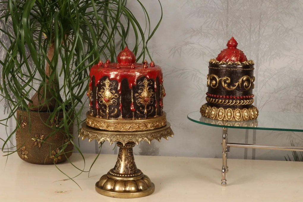 Tort decorativ din polirășină, maro și roșu, cu glazură roșie și ornamente aurii, 20 x 21 cm, „Praline”
