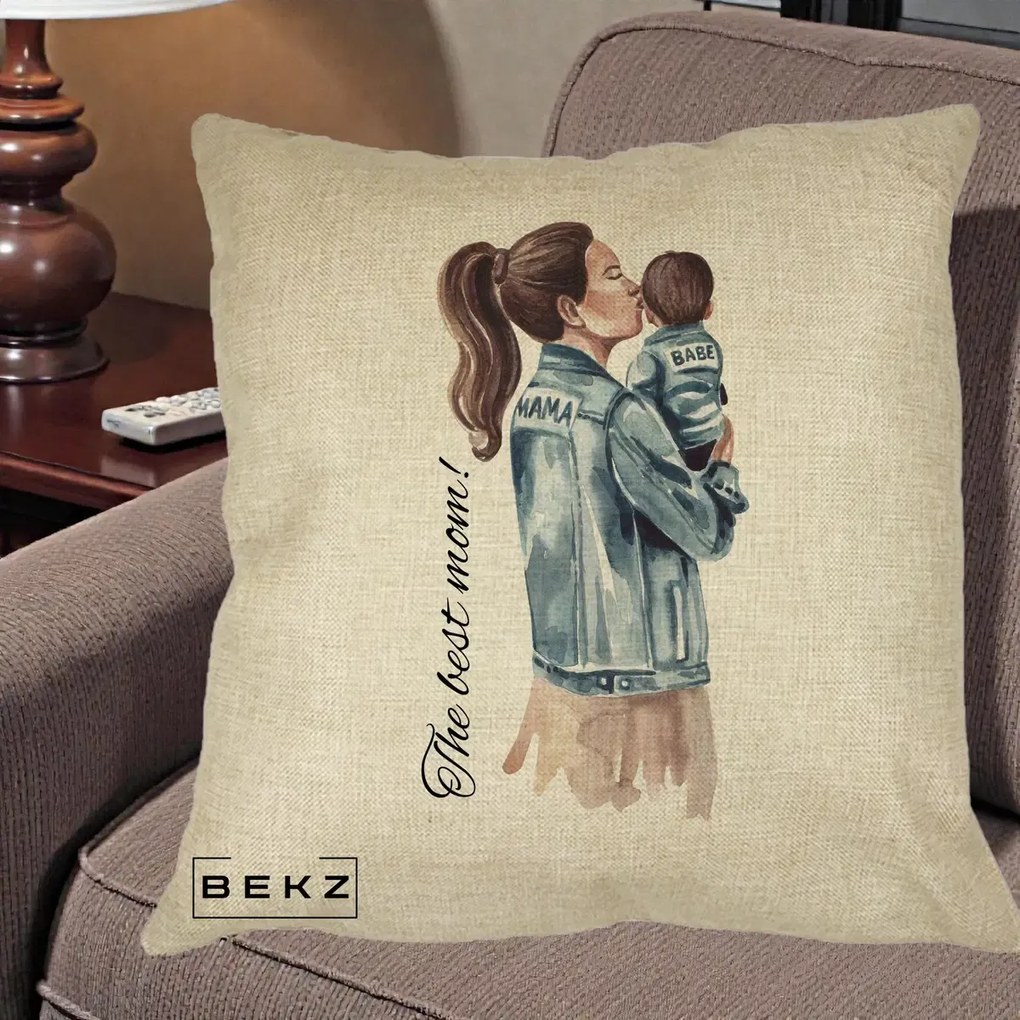 Cadou pentru Mama - Perna Personalizata The Best Mom Jachete, 40x40 cm, Crem, Husa Detasabila, Perna Inclusa, BEKZ®