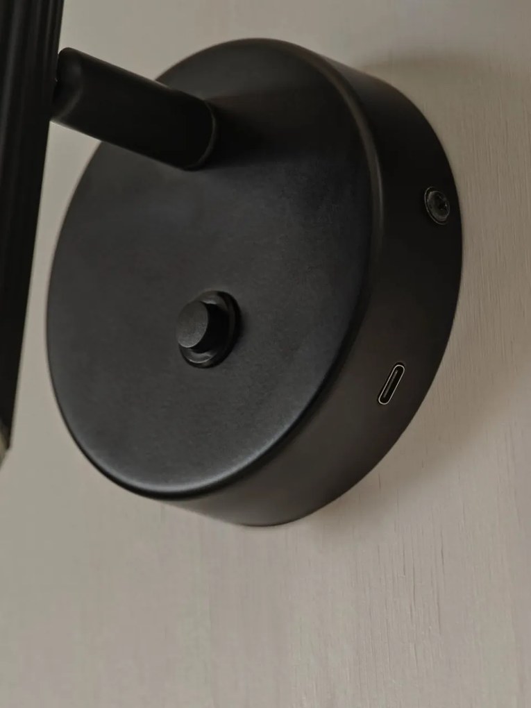 Aplica de perete cu spot si port USB Vico