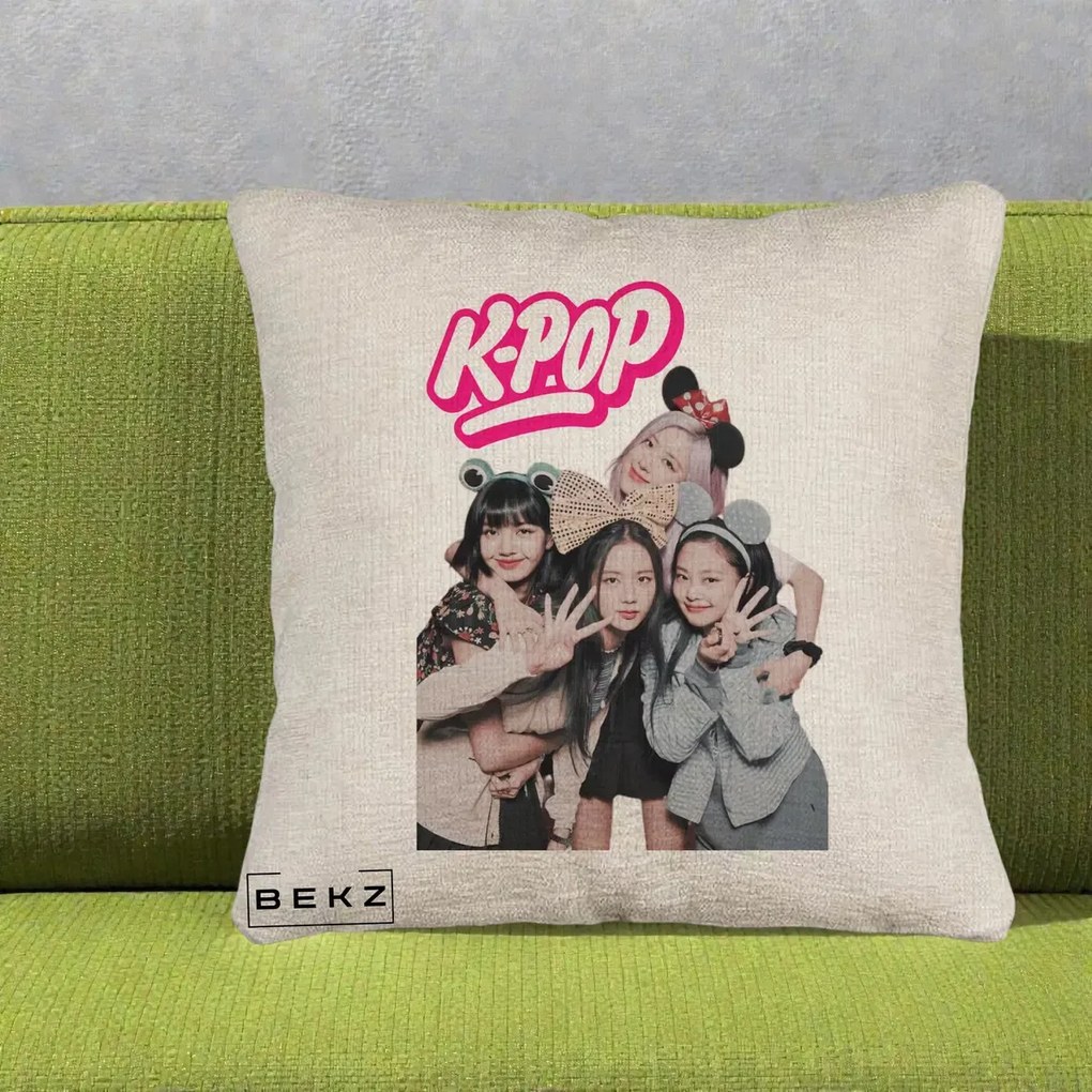 Perna Personalizata BLACKPINK K-Pop Grup Pozitii Amuzante, 40x40 cm, Bej Canapea, Husa Detasabila, Perna Inclusa, BEKZ®