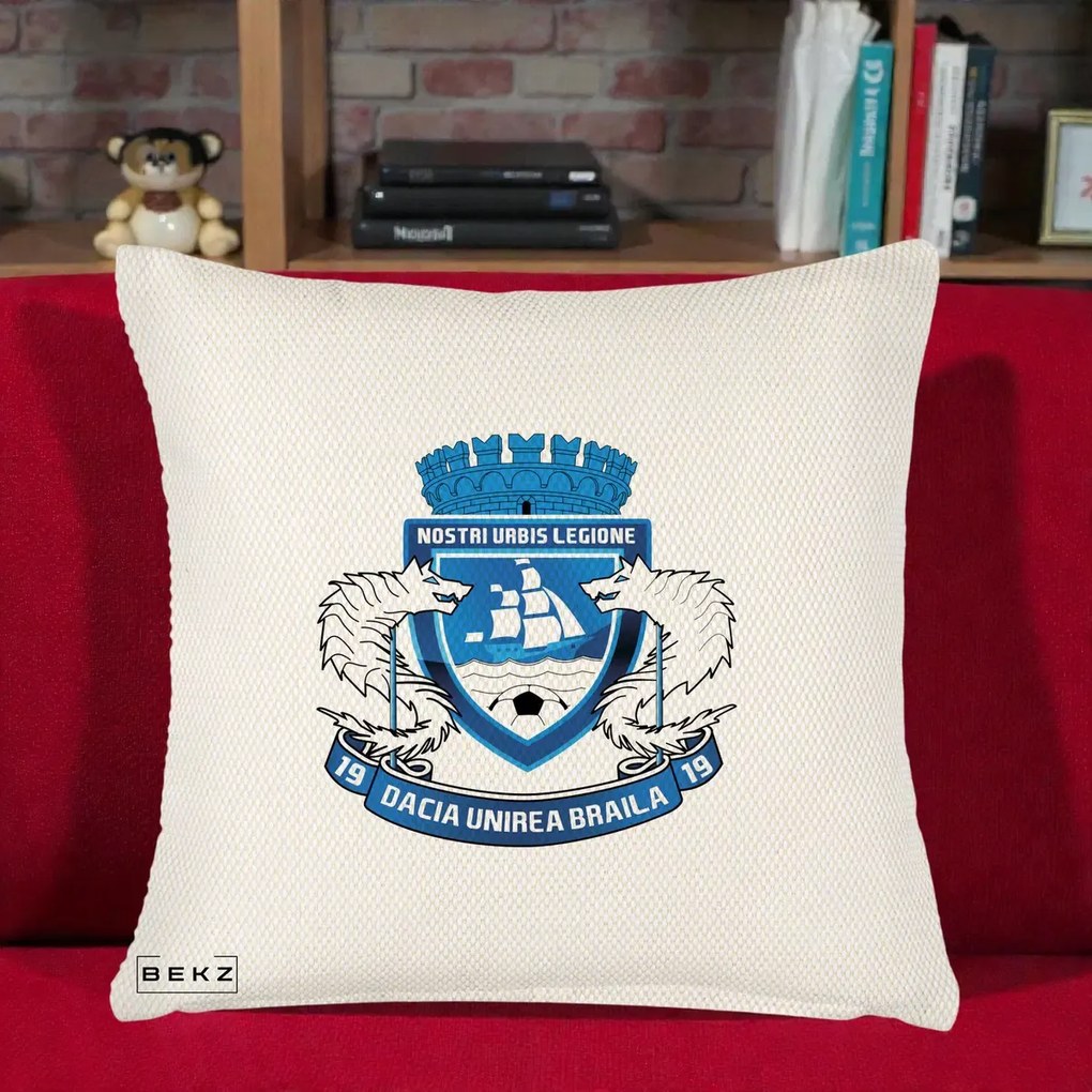 Perna Personalizata Dacia Unirea Braila 1919 Fotbal, 40x40 cm, Crem Reliefat, Husa Detasabila, Perna Inclusa, BEKZ®