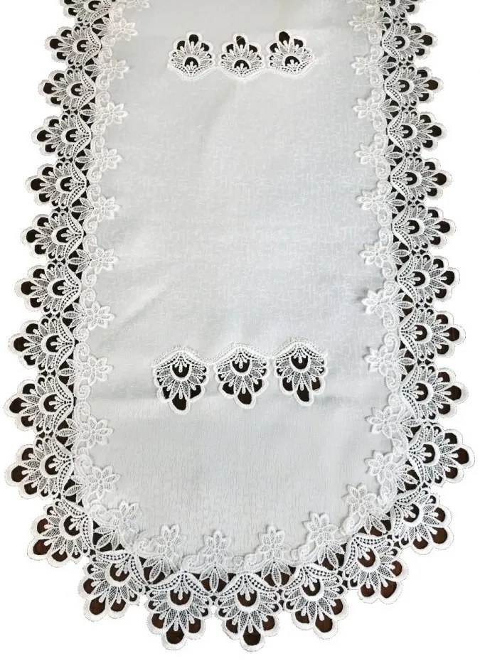 Față de masă ovală albă decorată cu dantelă Lățime: 35 cm | Lungime: 70 cm