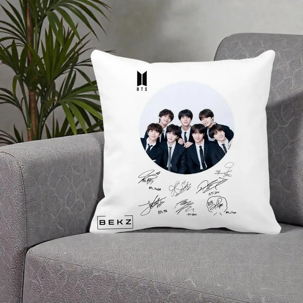 Perna Personalizata K-pop BTS Fotografie Grup Costum Negru si Autografe Cerc, 40x40 cm, Alba Mata, Husa Detasabila, Perna Inclusa, BEKZ®