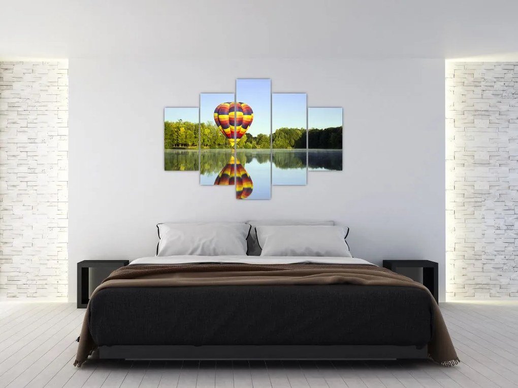 Tablou cu balon cu aer cald pe un lac (150x105 cm)