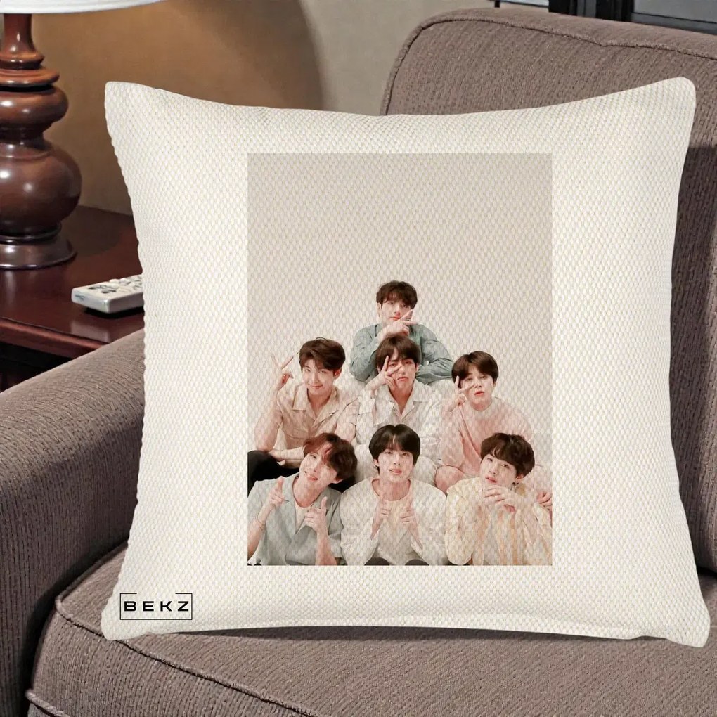 Perna Personalizata K-pop BTS Foto Grup Pastel, 40x40 cm, Crem Reliefat, Husa Detasabila, Perna Inclusa, BEKZ®