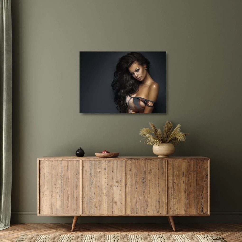 Tablou pe sticlă - Portretul unei femei seducătoare (70x50 cm)