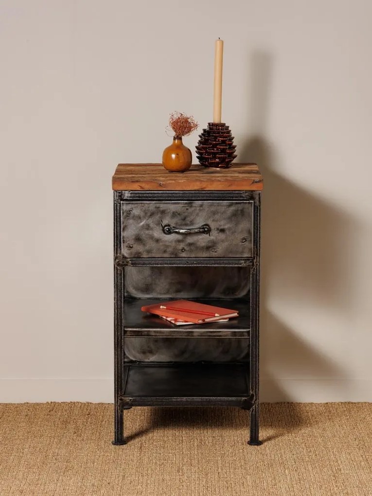 Noptieră rustică din metal și lemn reciclat, gri și natur, cu sertar, 2 rafturi și blat cu fibra brăzdată, 70 x 39 x 42 cm, „Oregon”