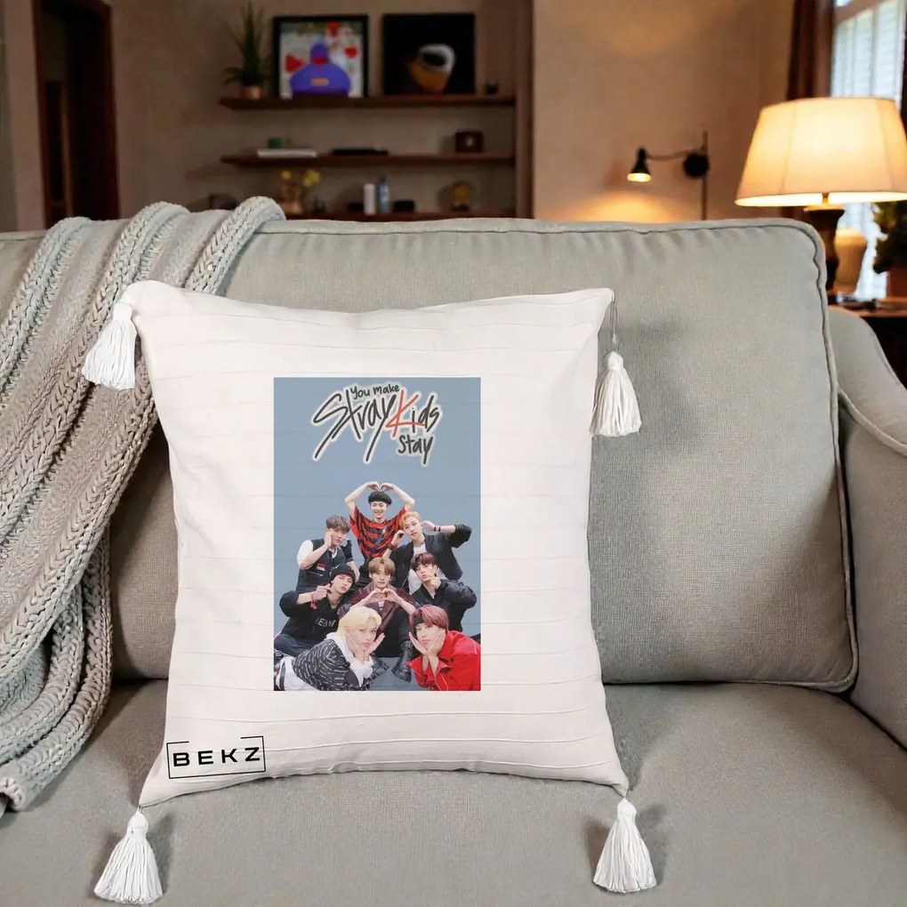 Perna Personalizata K-pop Stray Kids You Make Stray Kids Stay cu Foto Grup, 40x40 cm, Bej cu Franjuri, Husa Detasabila, Perna Inclusa, BEKZ®