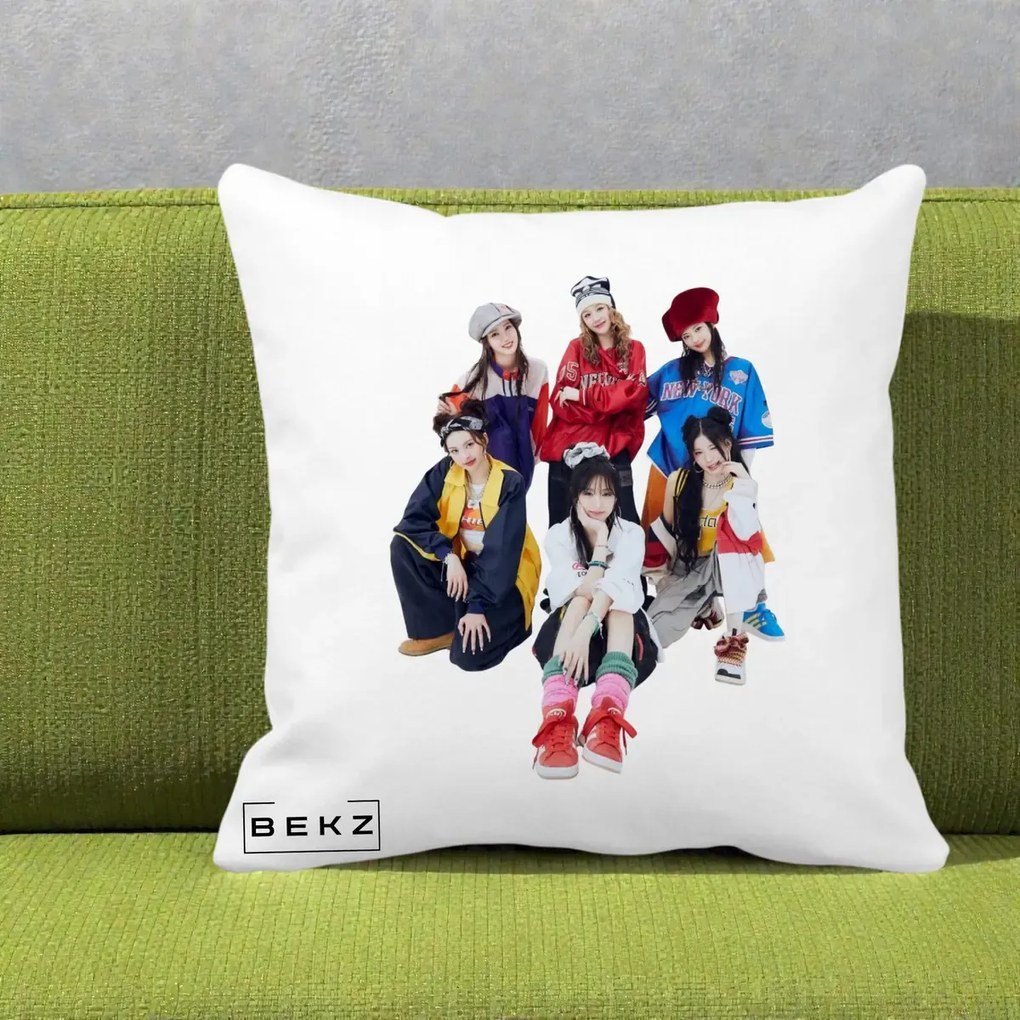 Perna Personalizata Grup K-pop Fete Streetwear Foto, 40x40 cm, Alba Mata, Husa Detasabila, Perna Inclusa, BEKZ®