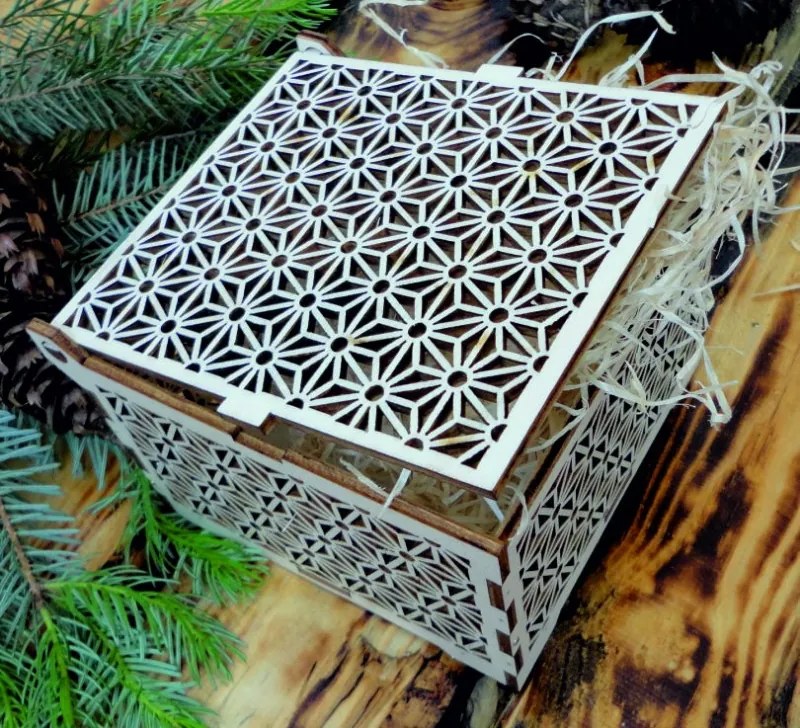 Casetă din lemn clasic - Ușor, dimensiune: 12,6x12,6x8,2 cm, pliată