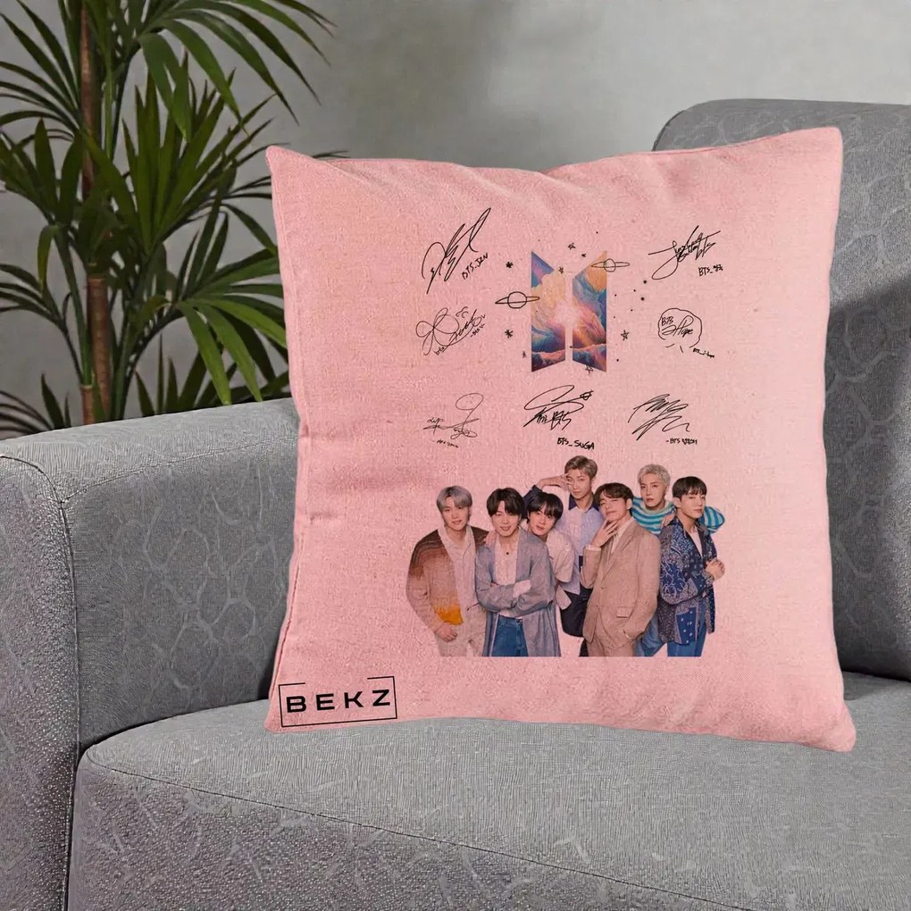 Perna Personalizata K-pop BTS Autografe Toti Membrii Fotografie, 40x40 cm, Roz, Husa Detasabila, Perna Inclusa, BEKZ®