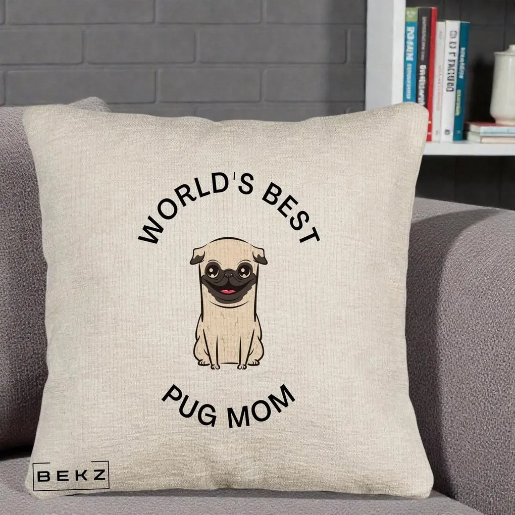 Cadou pentru Iubitorii de Caini - Perna Personalizata World's Best Pug Mom, 40x40 cm, Bej Canapea, Husa Detasabila, Perna Inclusa, BEKZ®