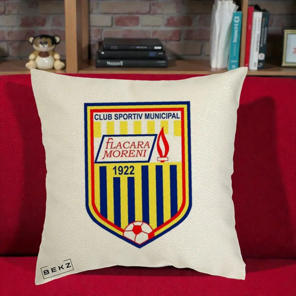 Perna Personalizata CSM Flacara Moreni 1922 Fotbal, 40x40 cm, Ecru, Husa Detasabila, Perna Inclusa, BEKZ®
