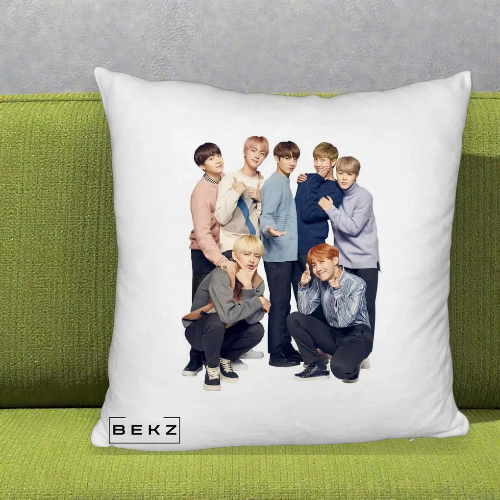 Perna Personalizata K-pop BTS Foto Grup In Picioare Tricoturi, 40x40 cm, Alb Pufos, Husa Detasabila, Perna Inclusa, BEKZ®