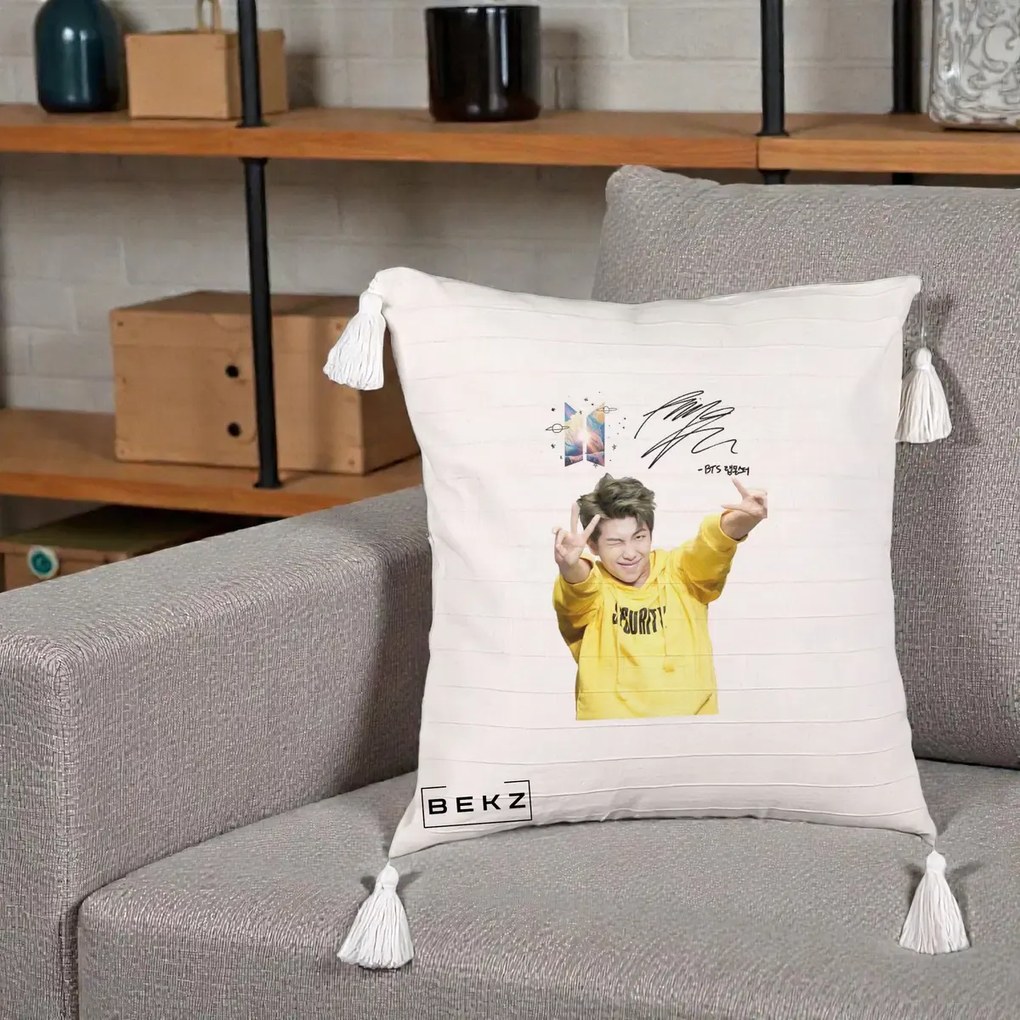 Perna Personalizata K-pop BTS RM Namjoon Hanorac Galben Autograf, 40x40 cm, Bej cu Franjuri, Husa Detasabila, Perna Inclusa, BEKZ®