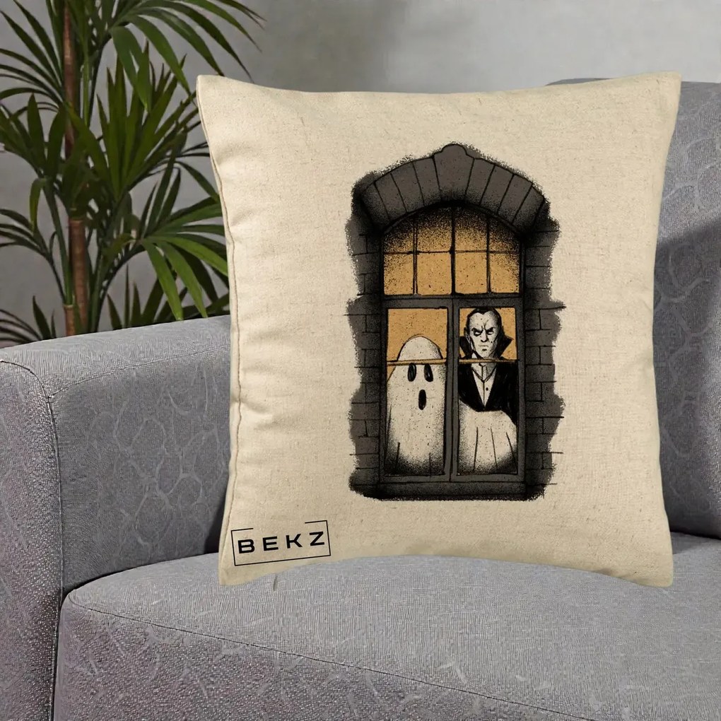 Perna Decorativa Halloween Fantoma si Dracula la Fereastra, 40x40 cm, Bej, Husa Detasabila, Perna Inclusa, BEKZ®