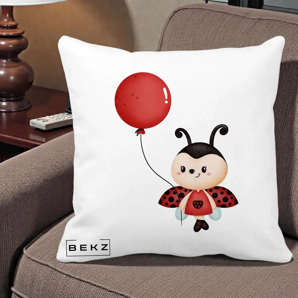 Perna Decorativa Buburuza cu Balon Rosu, 40x40 cm, Alba Mata, Husa Detasabila, Perna Inclusa, BEKZ®
