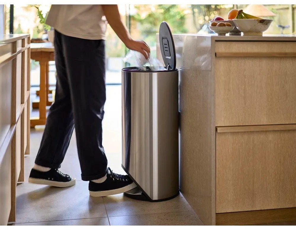 Coș de gunoi argintiu lucios cu pedală din oțel inoxidabil 30 l Arc – Joseph Joseph
