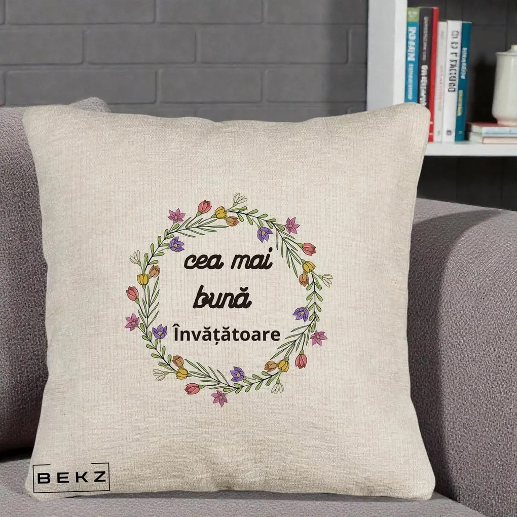 Cadou pentru Invatatoare - Perna Personalizata Cea mai Buna Invatatore cu Coronita Florala Colorata, 40x40 cm, Bej Canapea, Husa Detasabila, Perna Inclusa, BEKZ®