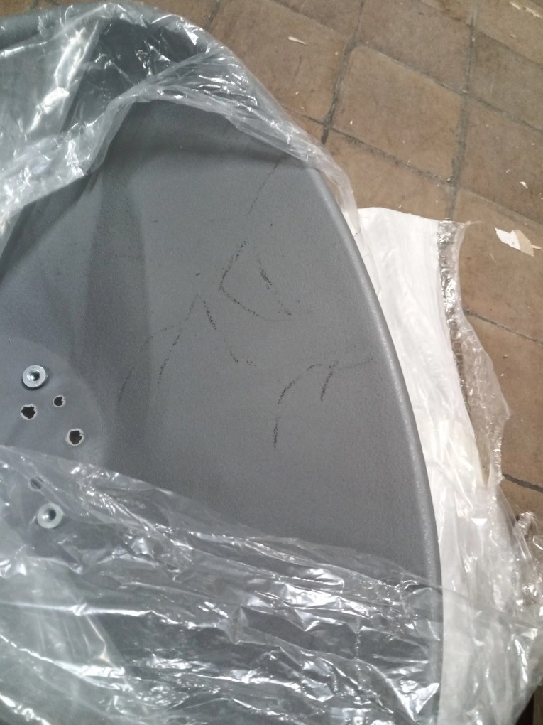 OFERTA Scaun gri inchis BALI MARK cu picioare negre, clasa II calitate.