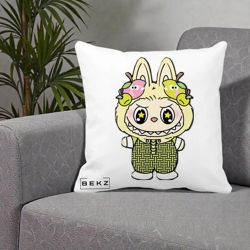 Perna Personalizata Labubu Galben cu Mere si Salopeta, 40x40 cm, Alba Mata, Husa Detasabila, Perna Inclusa, BEKZ®