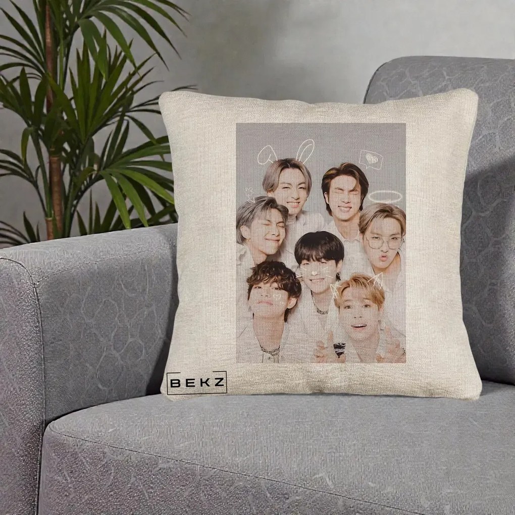 Perna Personalizata K-pop BTS Foto Grup Cute cu Animatii si 7 Membrii, 40x40 cm, Bej Canapea, Husa Detasabila, Perna Inclusa, BEKZ®