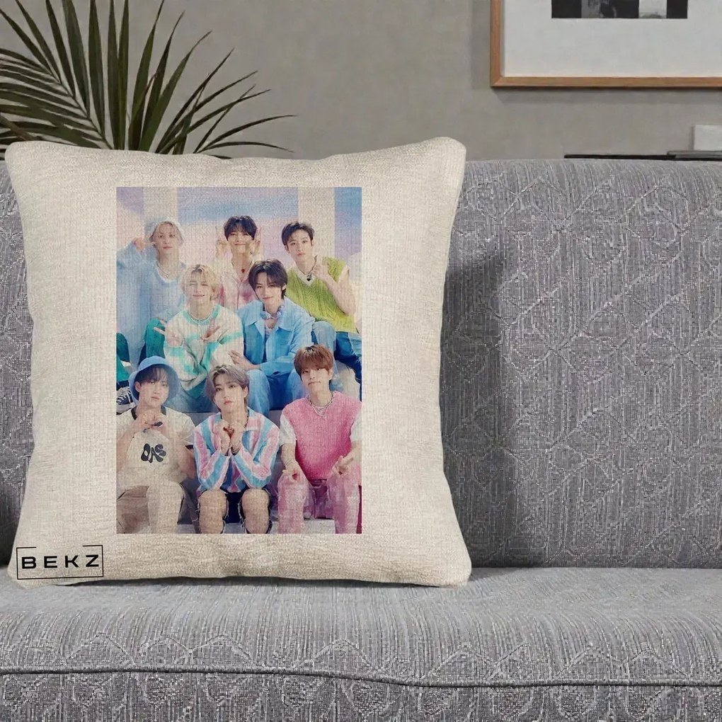 Perna Personalizata K-Pop Grup Foto Pasteluri cu 8 Artisti, 40x40 cm, Bej Canapea, Husa Detasabila, Perna Inclusa, BEKZ®