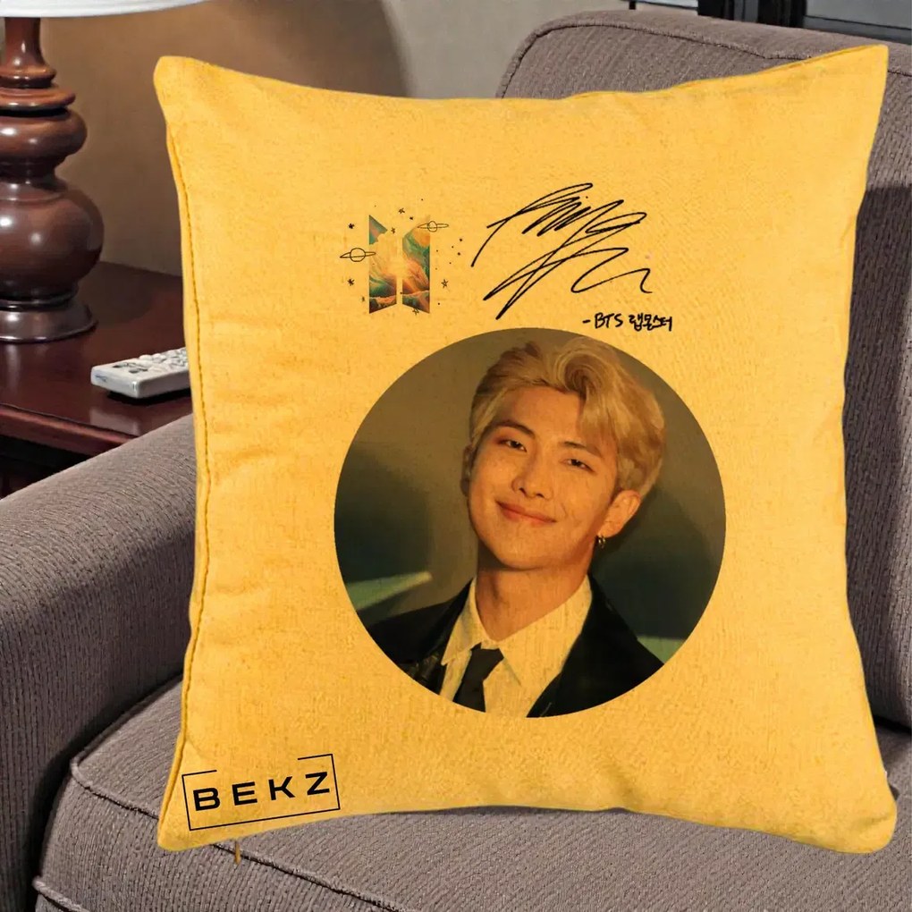 Perna Personalizata K-pop BTS RM Namjoon Portret Cerc cu Autograf, 40x40 cm, Galben, Husa Detasabila, Perna Inclusa, BEKZ®
