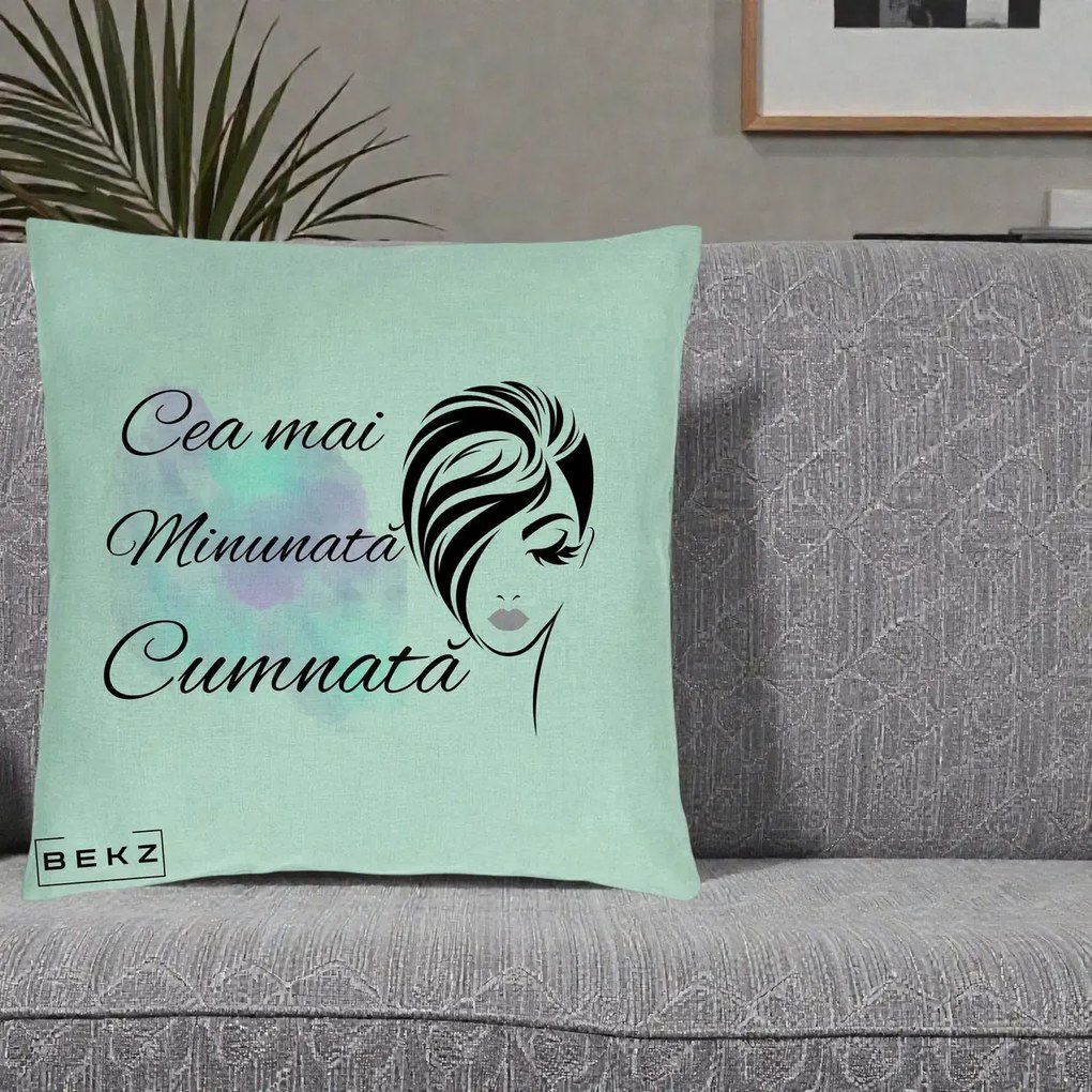 Cadou pentru Cumnata - Perna Personalizata Cea mai Minunata Cumnata cu Silueta Dama si Pete Multicolor, 40x40 cm, Verde Menta, Husa Detasabila, Perna Inclusa, BEKZ®