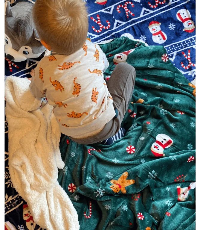 Patura miel de Craciun din microplus SNOWMAN AND GINGERBREAD verde inchis Dimensiuni: 200 x 220 cm