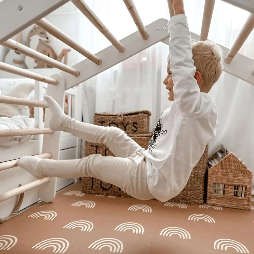 Triunghi Pikler de cățărat gri din lemn de pin 61x112x94 cm Montessori – Meowbaby