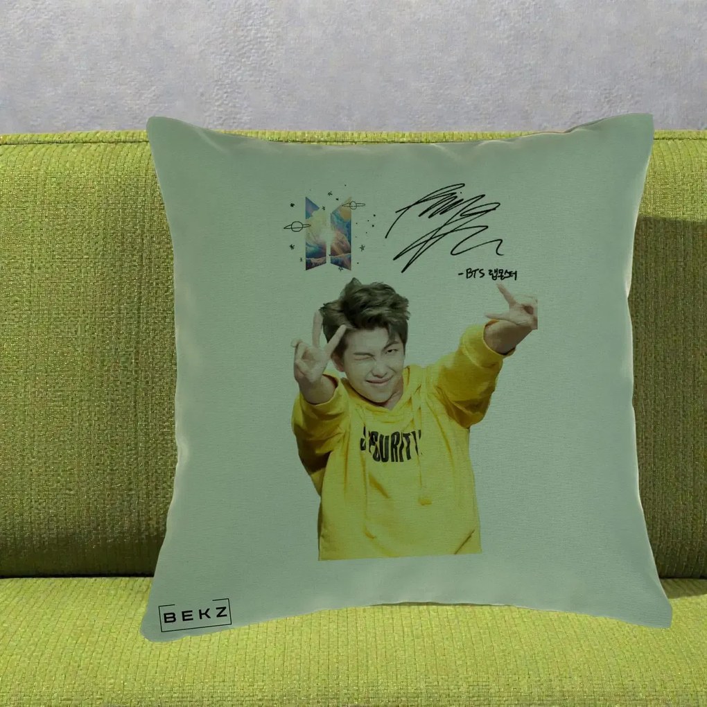 Perna Personalizata K-pop BTS RM Namjoon Hanorac Galben Autograf, 40x40 cm, Verde, Husa Detasabila, Perna Inclusa, BEKZ®
