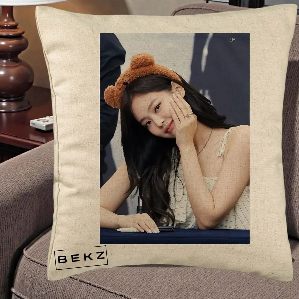 Perna Personalizata K-pop BLACKPINK Jennie Cute cu Diadema Ursulet, 40x40 cm, Bej, Husa Detasabila, Perna Inclusa, BEKZ®