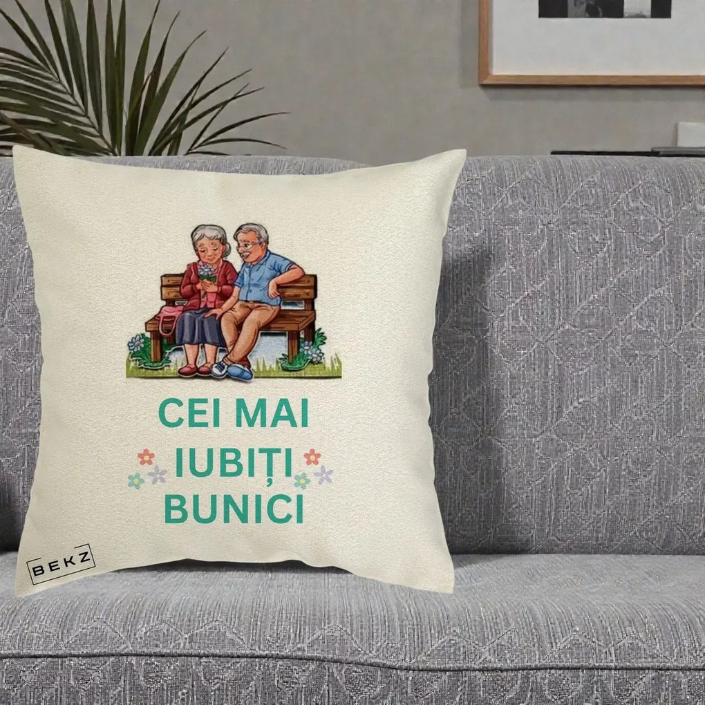 Cadou pentru Bunici - Perna Personalizata Cei Mai Iubiti Bunici Cuplu pe Banca Ilustratie, 40x40 cm, Ecru, Husa Detasabila, Perna Inclusa, BEKZ®