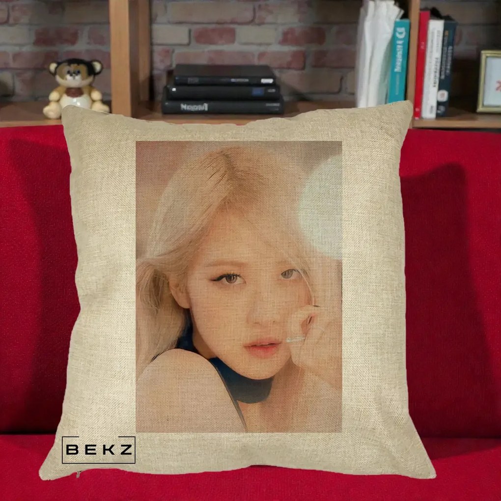 Perna Personalizata K-pop BLACKPINK Rose Blond cu Inel Roz Pastel, 40x40 cm, Crem, Husa Detasabila, Perna Inclusa, BEKZ®