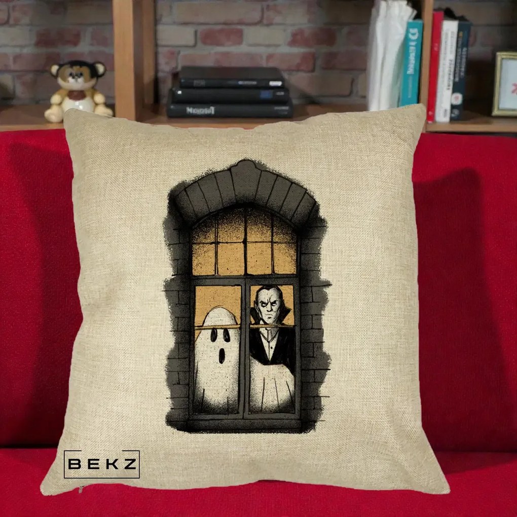 Perna Decorativa Halloween Fantoma si Dracula la Fereastra, 40x40 cm, Crem, Husa Detasabila, Perna Inclusa, BEKZ®