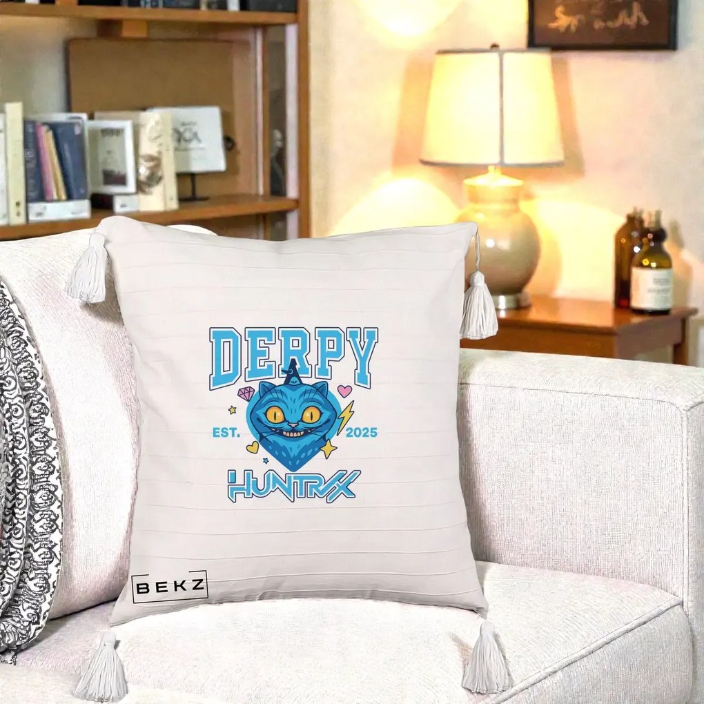 Perna Personalizata K-pop HUNTRX Derpy Pisica Albastra, 40x40 cm, Bej cu Franjuri, Husa Detasabila, Perna Inclusa, BEKZ®