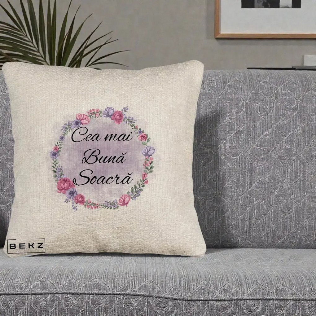 Cadou pentru Soacra - Perna Personalizata Cea mai Buna Soacra cu Coronita Flori Roz si Mov, 40x40 cm, Bej Canapea, Husa Detasabila, Perna Inclusa, BEKZ®