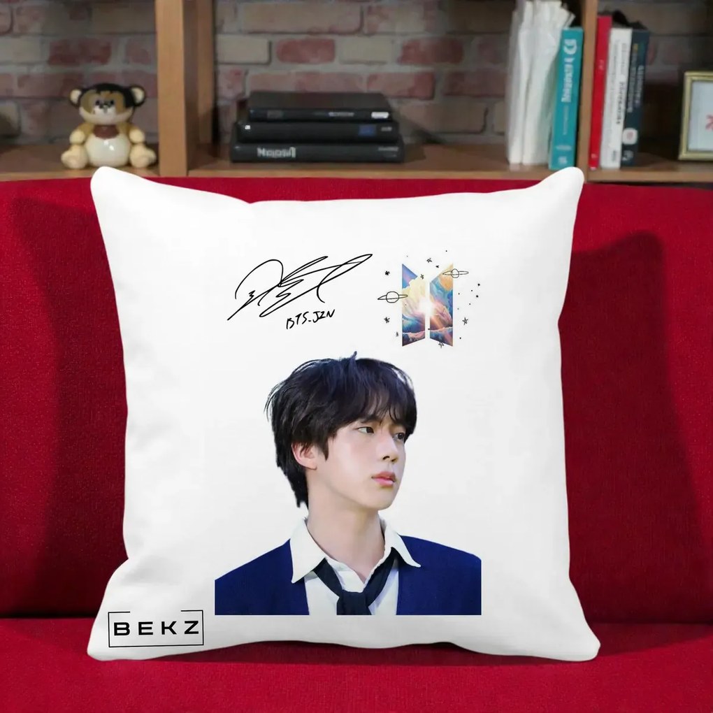 Perna Personalizata K-pop BTS Jin Portret Tinuta Albastra Autograf, 40x40 cm, Alba Mata, Husa Detasabila, Perna Inclusa, BEKZ®