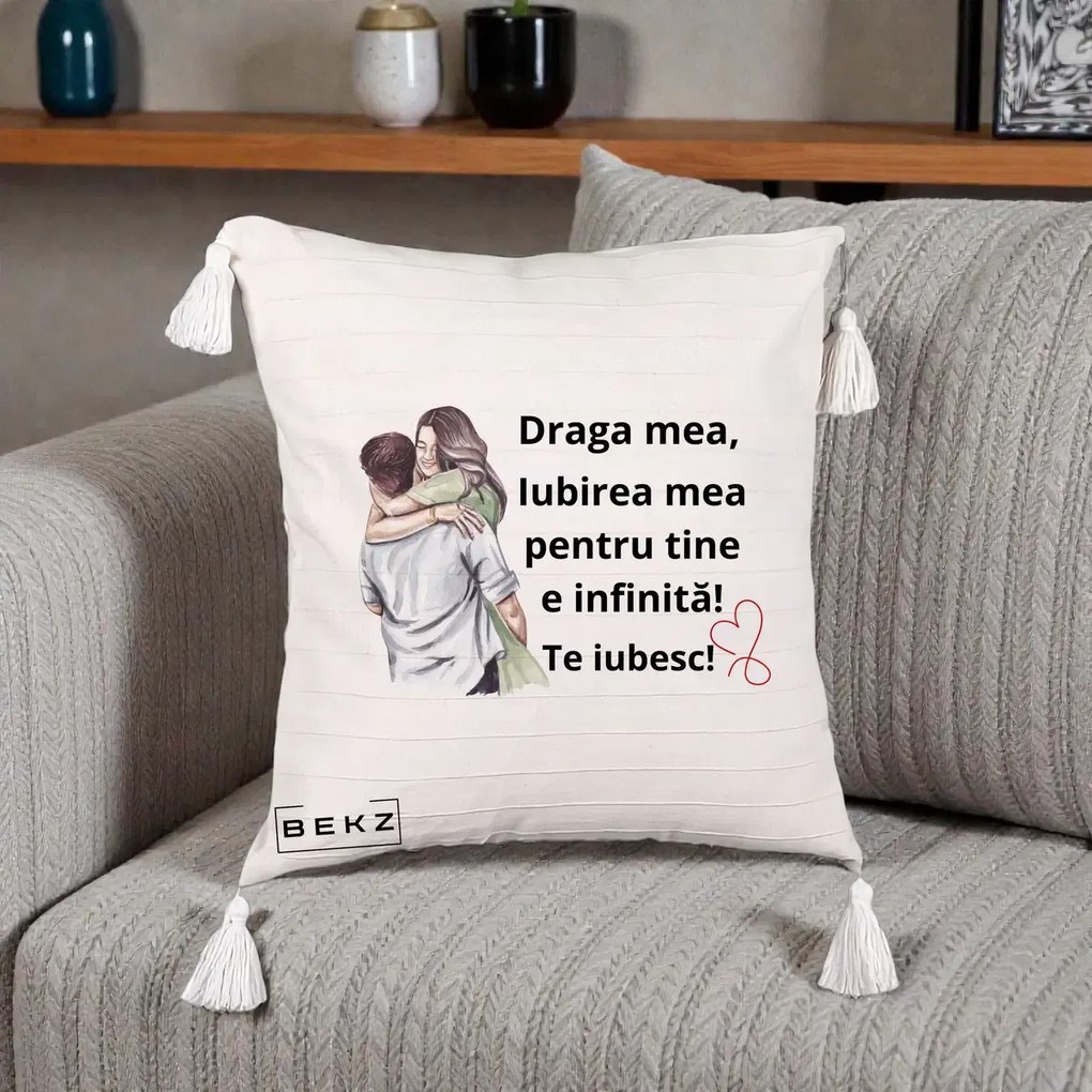 Cadou pentru Iubita - Perna Personalizata Draga Mea Iubirea Mea Infinita Te Iubesc cu Cuplu Acuarela, 40x40 cm, Bej cu Franjuri, Husa Detasabila, Perna Inclusa, BEKZ®