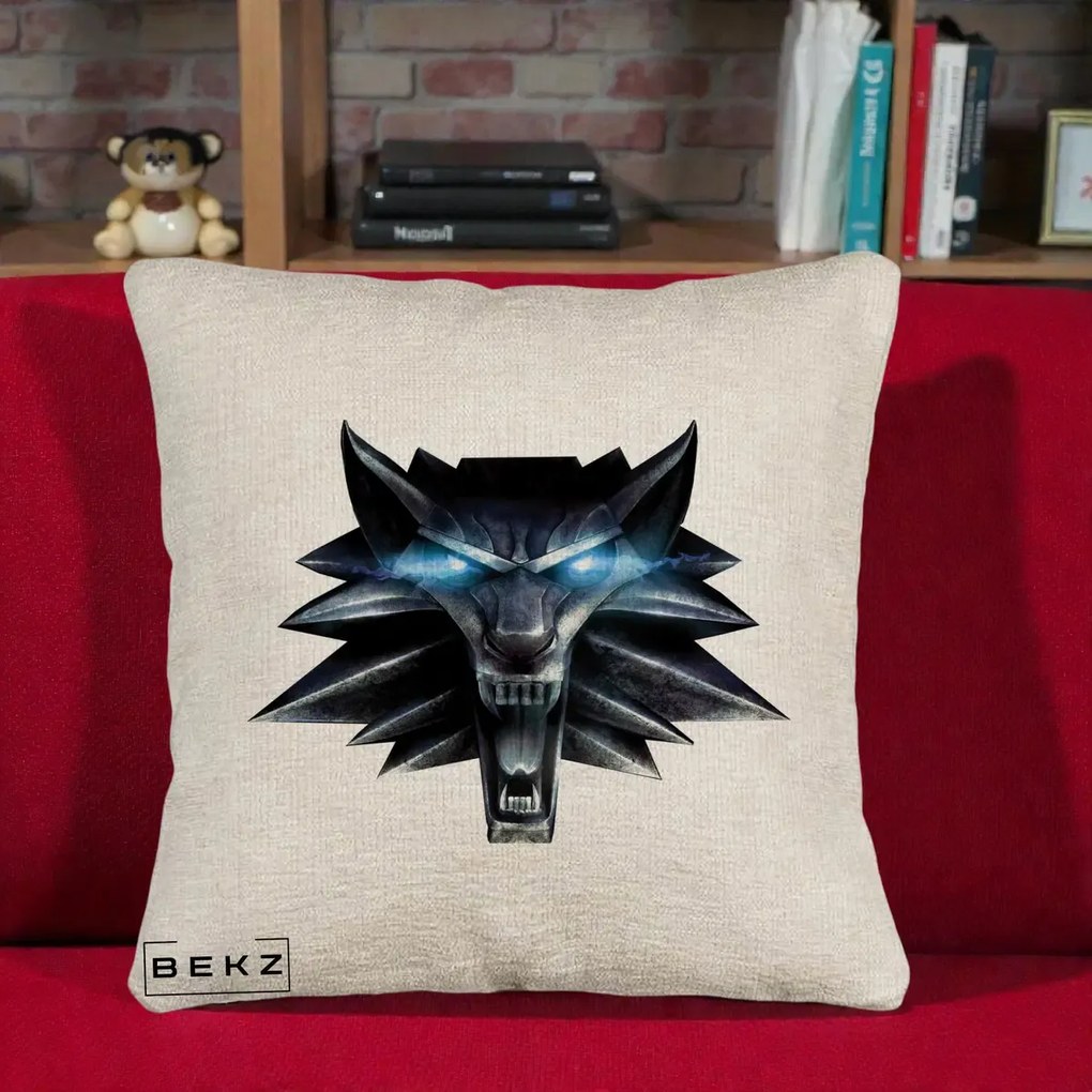 Perna Decorativa The Witcher Wolf Head, 40x40 cm, Bej Canapea, Husa Detasabila, Perna Inclusa, BEKZ®