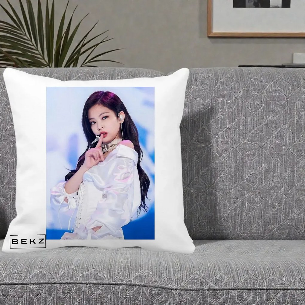 Perna Personalizata K-pop BLACKPINK Jennie Concert Alb cu Microfon, 40x40 cm, Alba Mata, Husa Detasabila, Perna Inclusa, BEKZ®