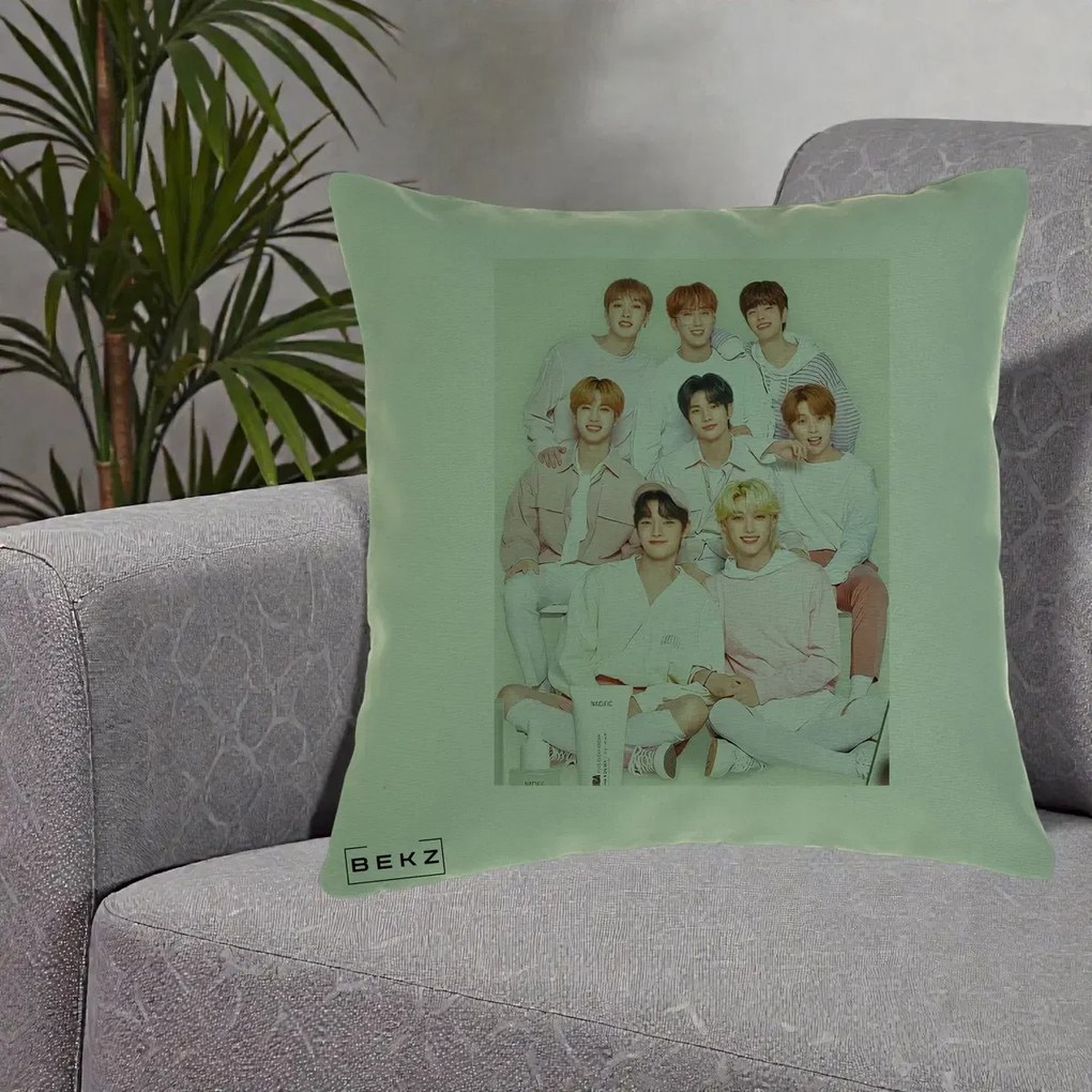 Perna Personalizata K-pop Stray Kids Foto Grup Pastel Roz-Alb cu 8 Membrii, 40x40 cm, Verde, Husa Detasabila, Perna Inclusa, BEKZ®