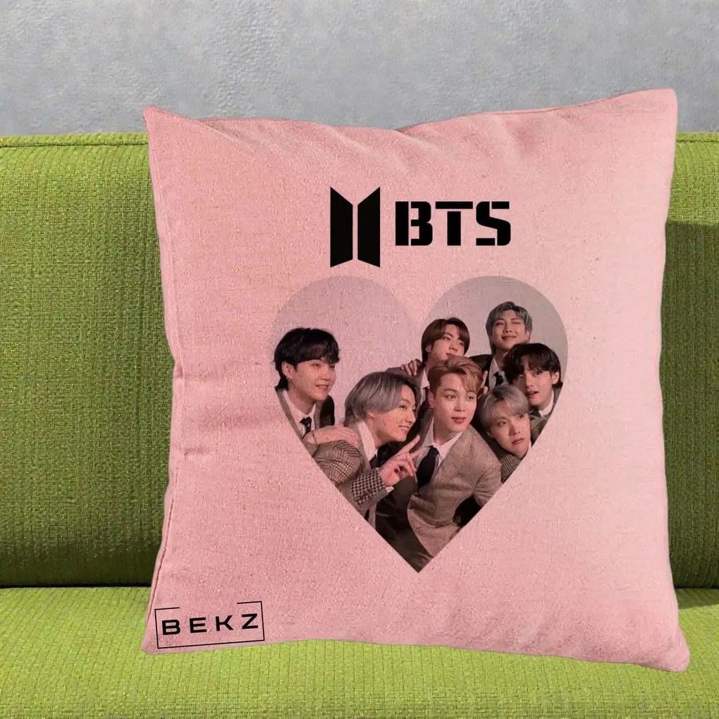 Perna Personalizata K-pop BTS Grup Fotografie in Inima, 40x40 cm, Roz, Husa Detasabila, Perna Inclusa, BEKZ®