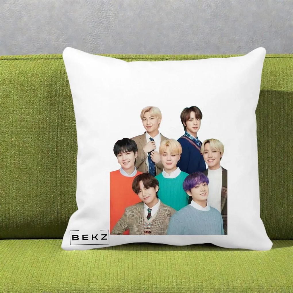 Perna Personalizata K-pop BTS Fotografie Grup Tinute Elegante, 40x40 cm, Alba Mata, Husa Detasabila, Perna Inclusa, BEKZ®