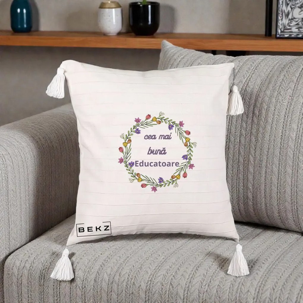 Cadou pentru Educatoare - Perna Personalizata Cea mai Buna Educatoare cu Coronita Florala Colorata, 40x40 cm, Bej cu Franjuri, Husa Detasabila, Perna Inclusa, BEKZ®