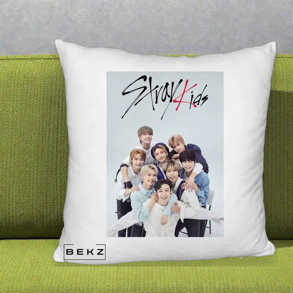 Perna Personalizata K-pop Stray Kids cu Foto Grup Alb-Albastru, 40x40 cm, Alb Pufos, Husa Detasabila, Perna Inclusa, BEKZ®